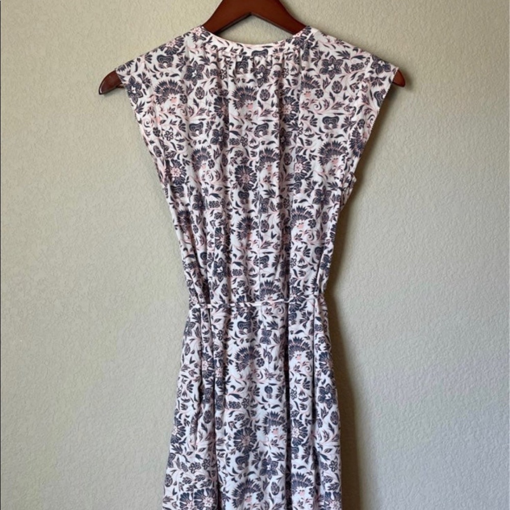 Beautiful Loft Dress - Picture 6 of 6